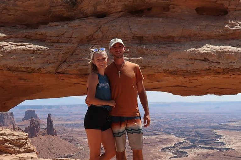 Liburan Seru Gabby Petito & Kekasih Sebelum Ditemukan Tewas Selebgram asal Amerika Gabby Petito sempat hilang dan ditemukan tewas usai liburan bersama sang kekasih. Yuk intip foto liburannya!