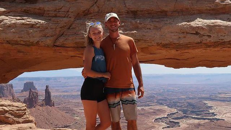 Liburan Seru Gabby Petito & Kekasih Sebelum Ditemukan Tewas Selebgram asal Amerika Gabby Petito sempat hilang dan ditemukan tewas usai liburan bersama sang kekasih. Yuk intip foto liburannya!