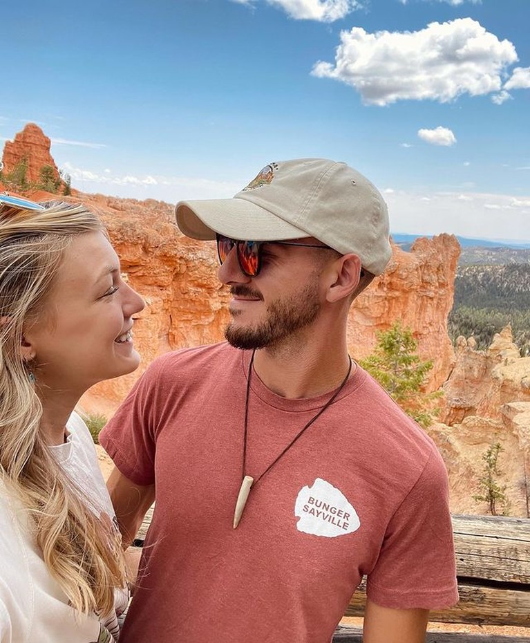 Liburan Seru Gabby Petito & Kekasih Sebelum Ditemukan Tewas Selebgram asal Amerika Gabby Petito sempat hilang dan ditemukan tewas usai liburan bersama sang kekasih. Yuk intip foto liburannya!