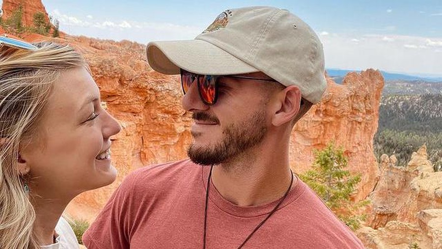Selebgram asal Amerika Gabby Petito sempat hilang dan ditemukan tewas usai liburan bersama sang kekasih. Yuk intip foto liburannya!