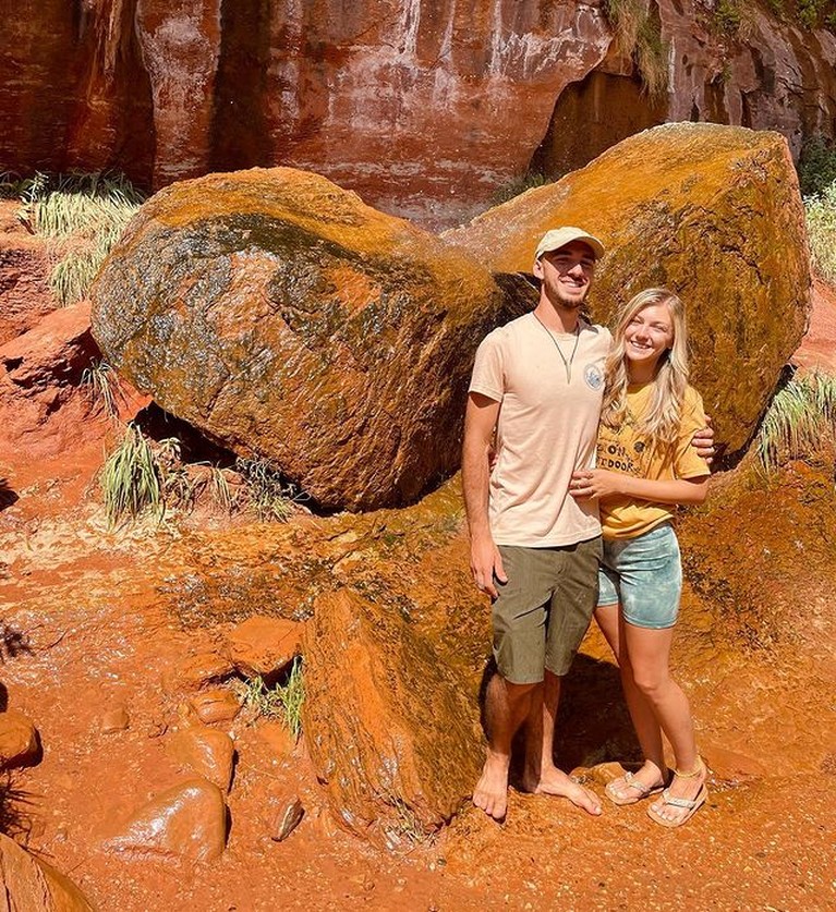 Liburan Seru Gabby Petito & Kekasih Sebelum Ditemukan Tewas Selebgram asal Amerika Gabby Petito sempat hilang dan ditemukan tewas usai liburan bersama sang kekasih. Yuk intip foto liburannya!