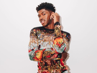 Duh, Lil Nas X Dilempari Mainan Seks Saat Manggung