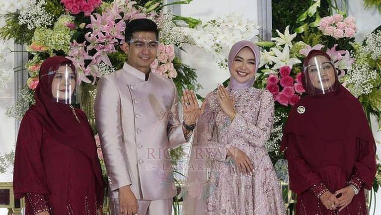 Momen Lamaran Ria Ricis & Teuku Ryan Usung Adat Aceh dan Palembang Ria Ricis dan Teuku Ryan hari ini menggelar lamaran di sebuah hotel bintang lima kawasan Jakarta. Yuk intip momennya!