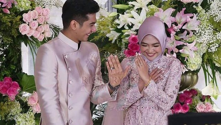Momen Lamaran Ria Ricis & Teuku Ryan Usung Adat Aceh dan Palembang Ria Ricis dan Teuku Ryan hari ini menggelar lamaran di sebuah hotel bintang lima kawasan Jakarta. Yuk intip momennya!