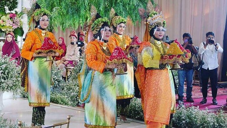 Momen Lamaran Ria Ricis & Teuku Ryan Usung Adat Aceh dan Palembang Ria Ricis dan Teuku Ryan hari ini menggelar lamaran di sebuah hotel bintang lima kawasan Jakarta. Yuk intip momennya!
