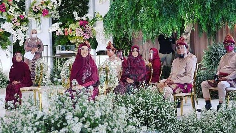 Momen Lamaran Ria Ricis & Teuku Ryan Usung Adat Aceh dan Palembang Ria Ricis dan Teuku Ryan hari ini menggelar lamaran di sebuah hotel bintang lima kawasan Jakarta. Yuk intip momennya!