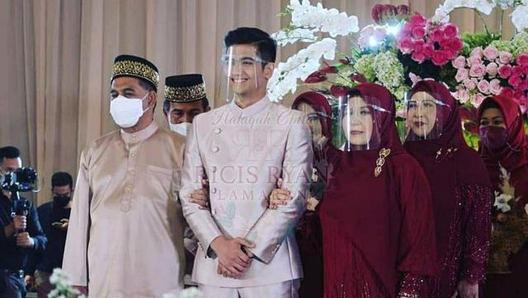 Momen Lamaran Ria Ricis & Teuku Ryan Usung Adat Aceh dan Palembang Ria Ricis dan Teuku Ryan hari ini menggelar lamaran di sebuah hotel bintang lima kawasan Jakarta. Yuk intip momennya!