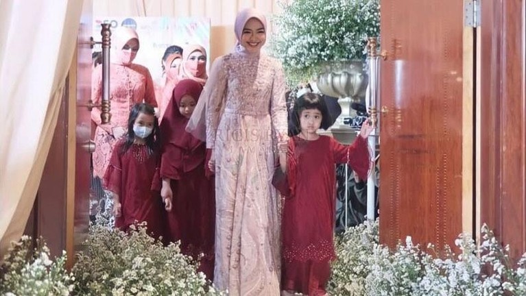 Momen Lamaran Ria Ricis & Teuku Ryan Usung Adat Aceh dan Palembang Ria Ricis dan Teuku Ryan hari ini menggelar lamaran di sebuah hotel bintang lima kawasan Jakarta. Yuk intip momennya!