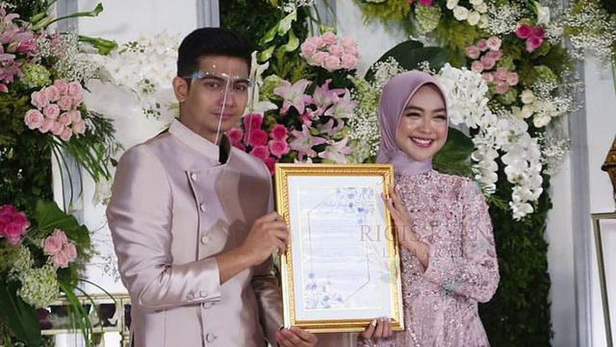 Ria Ricis dan Teuku Ryan hari ini menggelar lamaran di sebuah hotel bintang lima kawasan Jakarta&period; Yuk intip momennya&excl;
