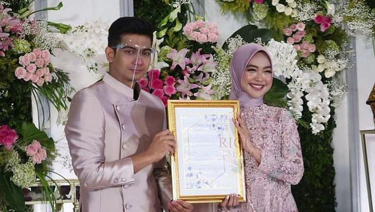 Momen Lamaran Ria Ricis & Teuku Ryan Usung Adat Aceh dan Palembang Ria Ricis dan Teuku Ryan hari ini menggelar lamaran di sebuah hotel bintang lima kawasan Jakarta. Yuk intip momennya!