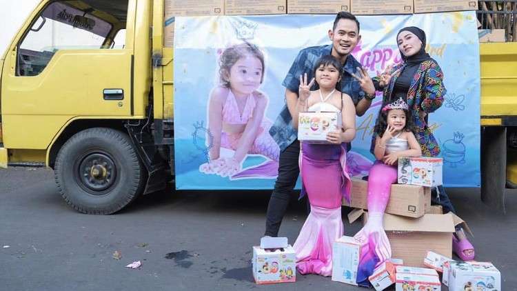 momen ulang tahun anak Gilang dan Shandy. momen ulang tahun anak Gilang dan Shandy.