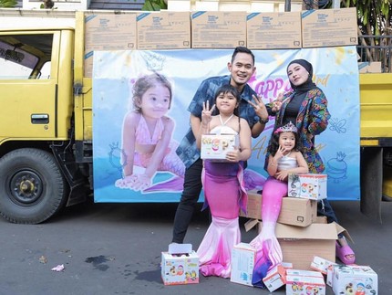 Wow! Crazy Rich Malang Beri Kado Anak Kinder Joy Satu Truk Bun
