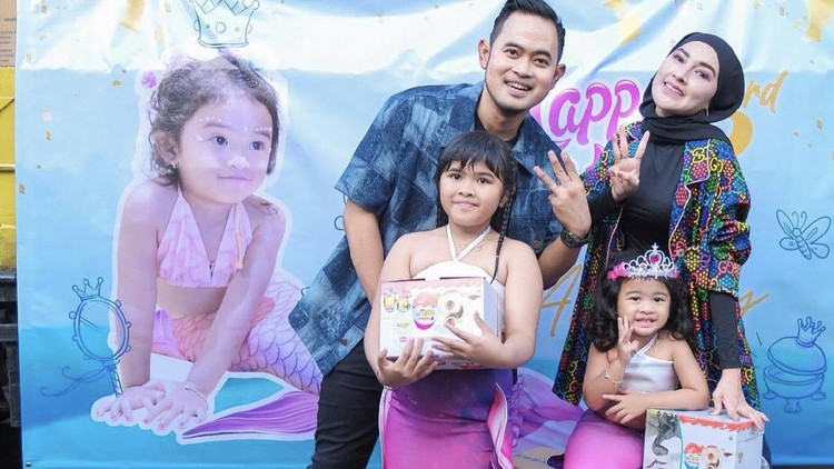 momen ulang tahun anak Gilang dan Shandy. momen ulang tahun anak Gilang dan Shandy.