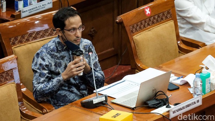 Nadiem Makarim Bahas Seleksi PPPK Guru Bareng DPR Mendikbudristek Nadiem Makarim rapat bareng Komisi X DPR. Dalam pemaparannya, Nadiem menjelaskan soal seleksi PPPK guru atau pegawai pemerintah dengan perjanjian kerja.