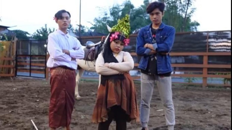 Penampilan Totalitas Kekeyi Saat Cover MV Lisa BLACKPINK 'Lalisa' Kekeyi kembali membuat karya baru yang bikin heboh. Ia meniru MV Lisa BLACKPINK berjudul 'Lalisa'. Yuk intip penampilannya!