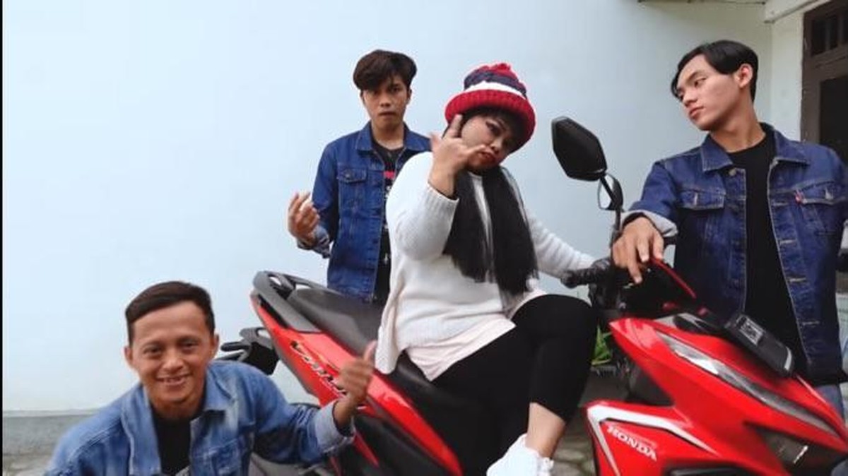 Kekeyi kembali membuat karya baru yang bikin heboh&period; Ia meniru MV Lisa BLACKPINK berjudul 'Lalisa'&period; Yuk intip penampilannya&excl;