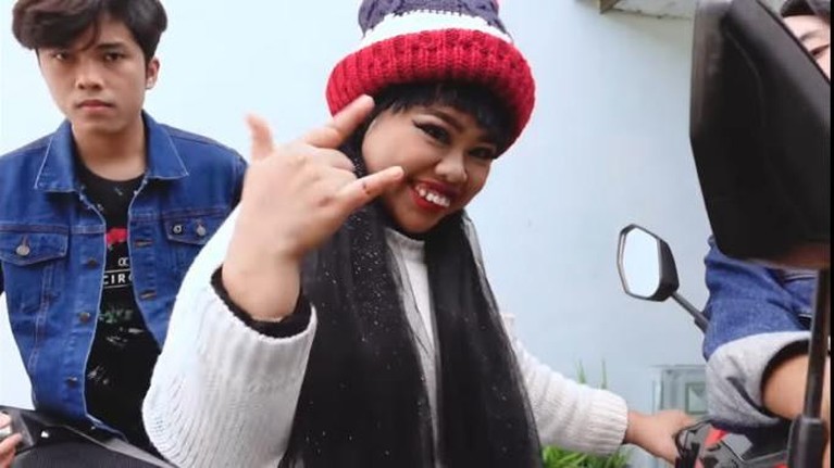 Penampilan Totalitas Kekeyi Saat Cover MV Lisa BLACKPINK 'Lalisa' Kekeyi kembali membuat karya baru yang bikin heboh. Ia meniru MV Lisa BLACKPINK berjudul 'Lalisa'. Yuk intip penampilannya!