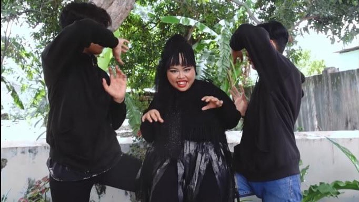 Kekeyi kembali membuat karya baru yang bikin heboh&period; Ia meniru MV Lisa BLACKPINK berjudul 'Lalisa'&period; Yuk intip penampilannya&excl;