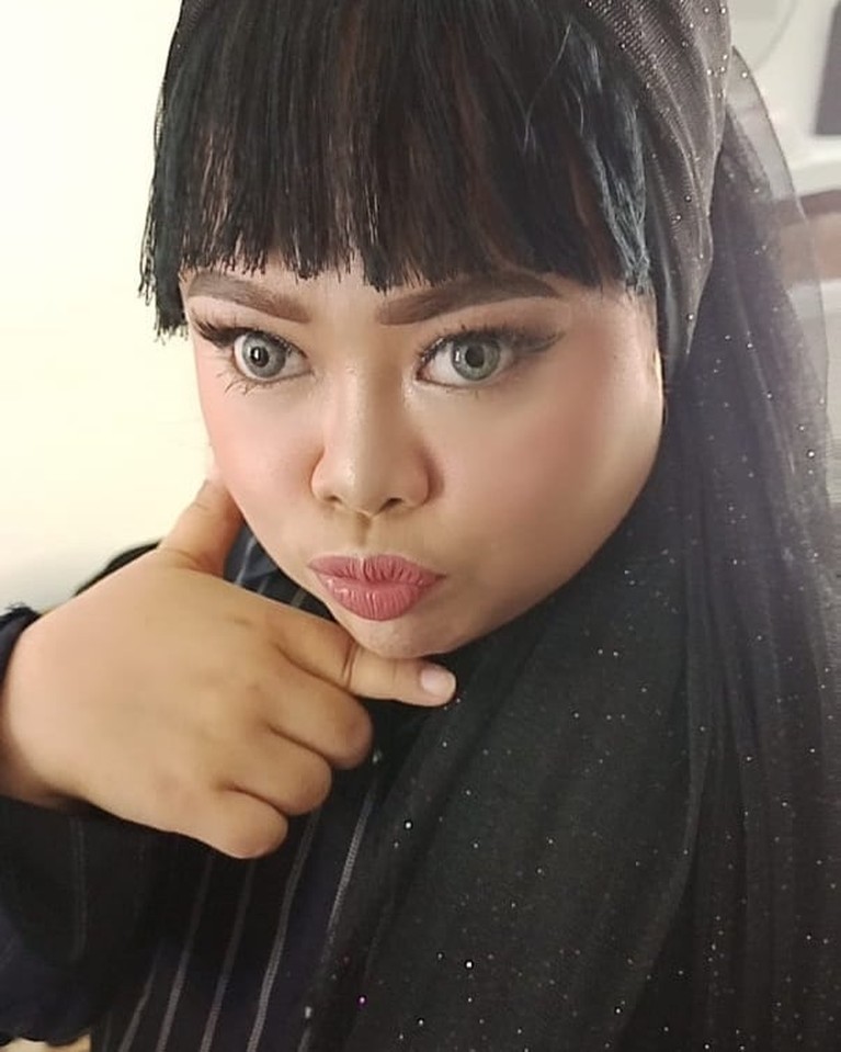 Penampilan Totalitas Kekeyi Saat Cover MV Lisa BLACKPINK 'Lalisa' Kekeyi kembali membuat karya baru yang bikin heboh. Ia meniru MV Lisa BLACKPINK berjudul 'Lalisa'. Yuk intip penampilannya!