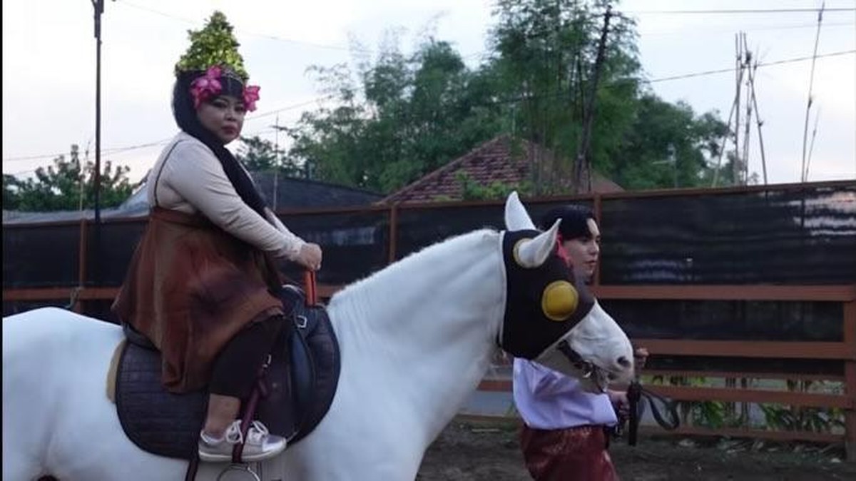 Kekeyi kembali membuat karya baru yang bikin heboh&period; Ia meniru MV Lisa BLACKPINK berjudul 'Lalisa'&period; Yuk intip penampilannya&excl;