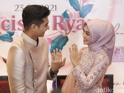 Hadiah Spesial Ria Ricis untuk Teuku Ryan di Acara Lamaran