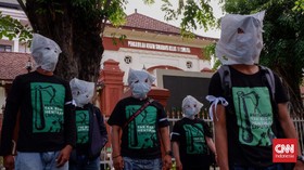 Sindir Penganiaya Jurnalis, AJI Demo Pakai Kantung Keresek