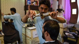 FOTO: Taliban Larang Pria Punya Gaya Rambut Modern