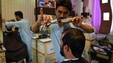 7 Aturan Kolot Taliban, Larang Selfie hingga Cukur Jenggot Taliban terus mengeluarkan kebijakan baru di Afghanistan, termasuk sejumlah aturan kolot.