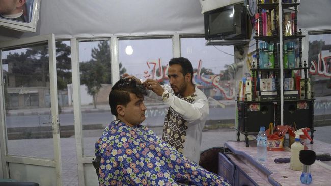 Taliban Mulai Larang Pria Afghanistan Cukur Jenggot Taliban melarang tukang pangkas rambut mencukur janggut pelanggan dan memutar musik di tempat usaha mereka.