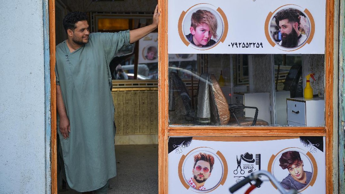 FOTO: Taliban Larang Pria Punya Gaya Rambut Modern