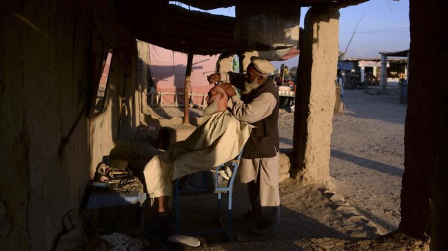 FOTO: Taliban Larang Pria Punya Gaya Rambut Modern