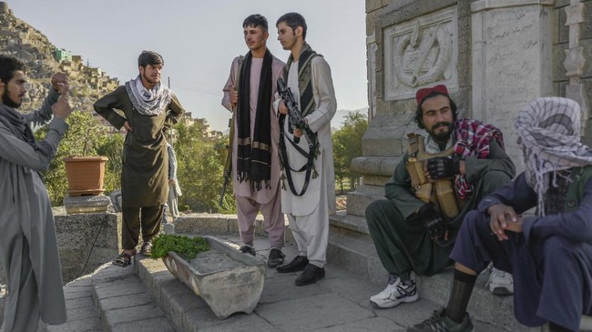 Taliban melarang para anggotanya untuk swafoto atau selfie, mengunggahnya di media sosial dan jalan-jalan di tempat wisata.