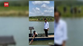 VIDEO: Jokowi Sapa Warga Naik Perahu Nelayan