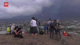 VIDEO: Warga Nobar Letusan Gunung Berapi Cumbre Spanyol