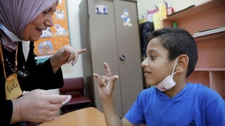 FOTO: Perjuangan Anak Palestina yang Tuli Demi Pendidikan