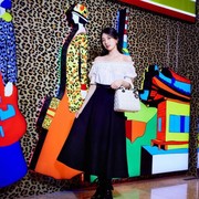 Gaya Stylish dengan Atasan Off-Shoulder ala Selebriti Korea Ini Bisa Kamu Contek