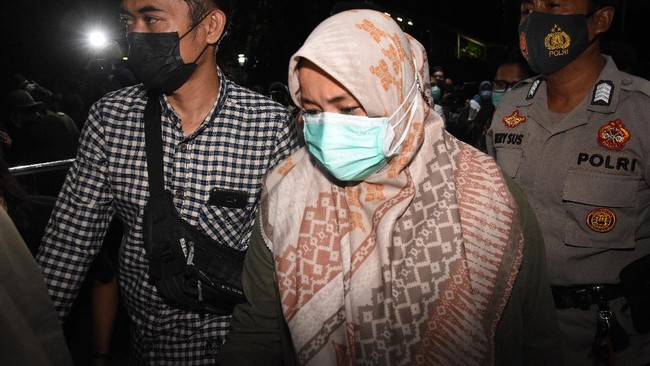 Bupati Kolaka Timur nonaktif Andi Merya Nur dituntut dengan pidana empat tahun penjara dan denda sebesar Rp200 juta subsider lima bulan kurungan.