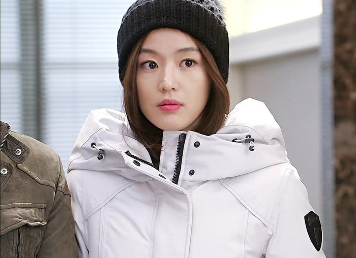 Cheon Song Yi, artis dengan tingkah ajaib tapi bikin