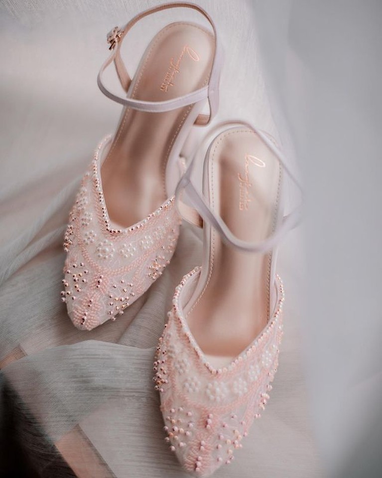 Detail Penampilan Ria Ricis Saat Lamaran, Cantik Manglingi! Ria Ricis dan Teuku Ryan baru saja menggelar lamaran pada Kamis (23/9). Yuk intip detail penampilan cantik Ricis!