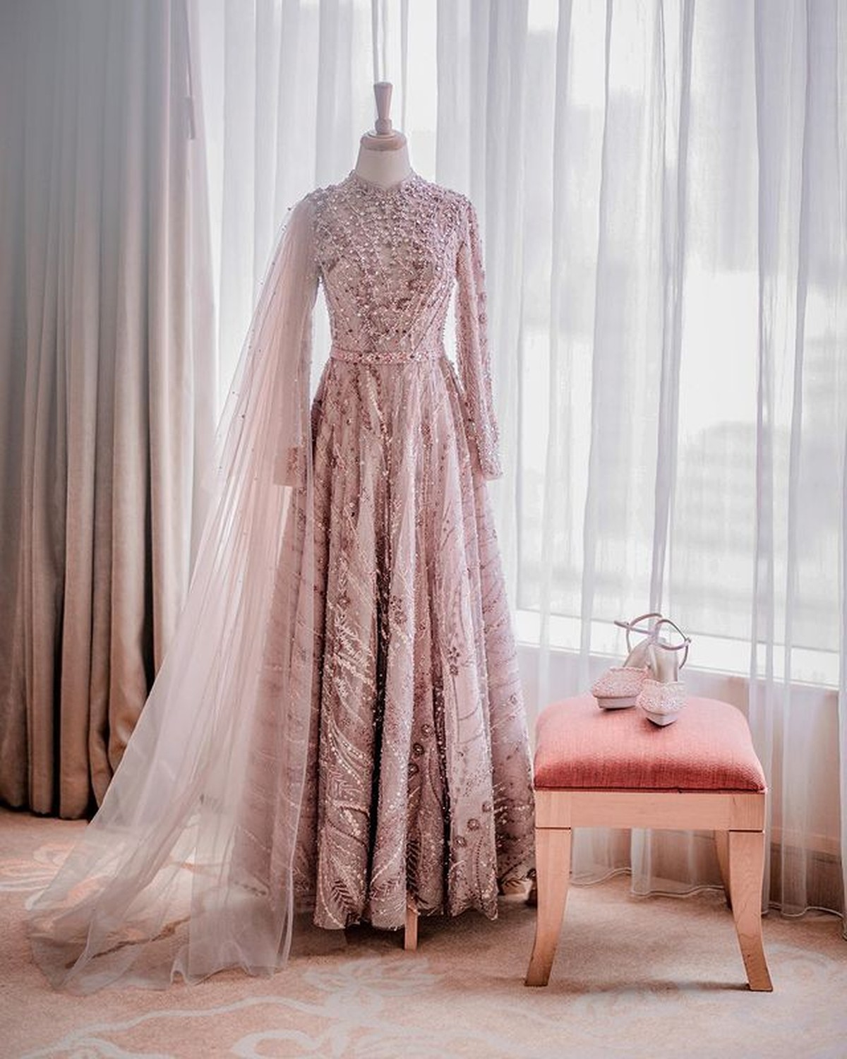 Ria Ricis dan Teuku Ryan baru saja menggelar lamaran pada Kamis &lpar;23&sol;9&rpar;&period; Yuk intip detail penampilan cantik Ricis&excl;