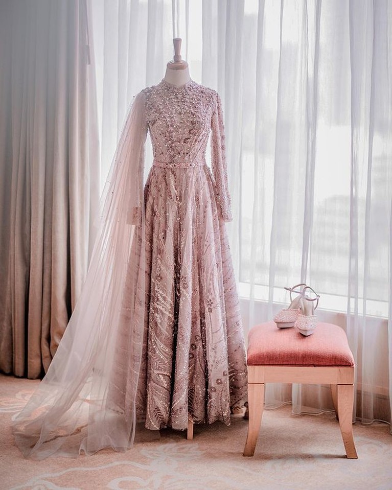 Detail Penampilan Ria Ricis Saat Lamaran, Cantik Manglingi! Ria Ricis dan Teuku Ryan baru saja menggelar lamaran pada Kamis (23/9). Yuk intip detail penampilan cantik Ricis!