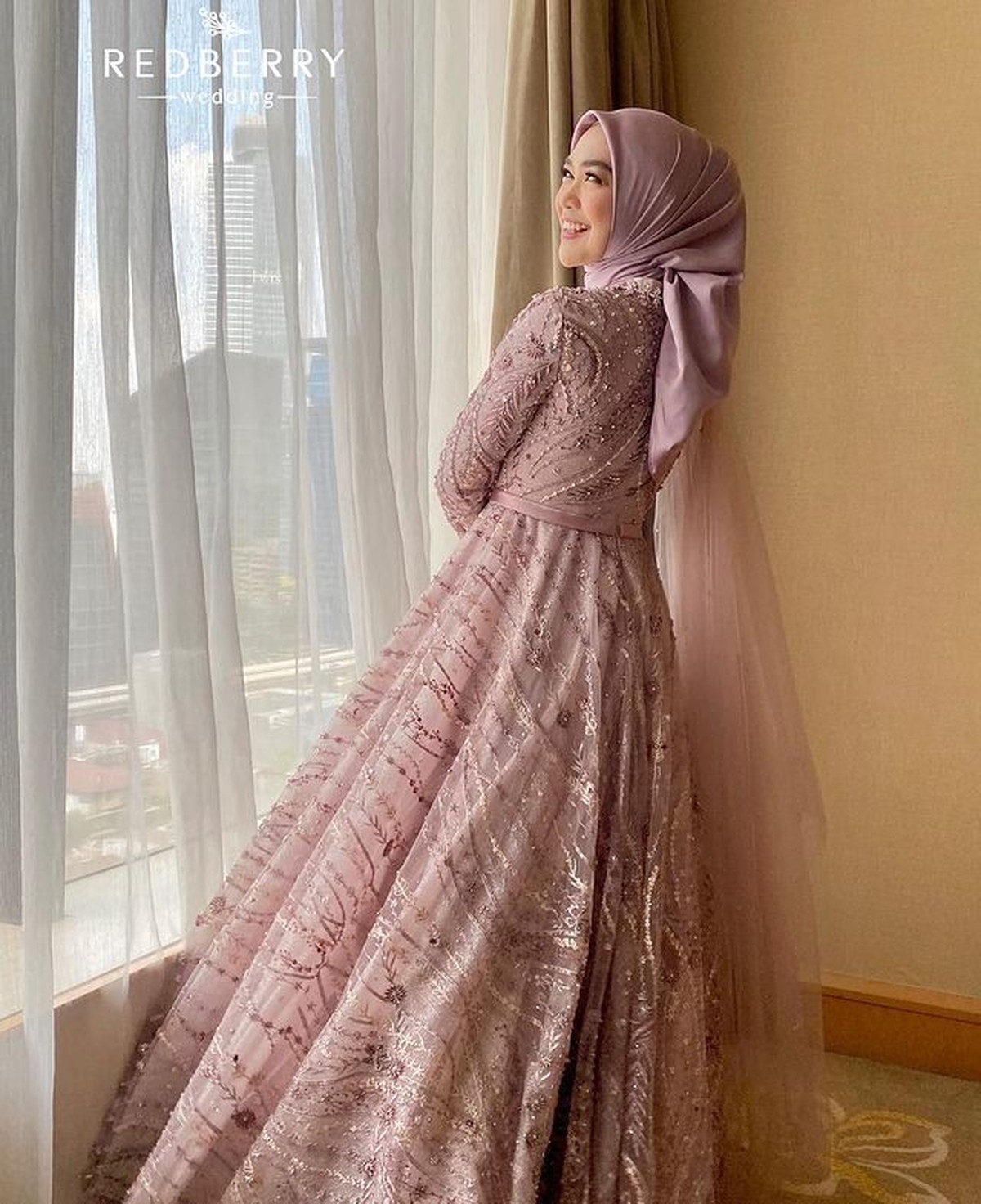 Ria Ricis dan Teuku Ryan baru saja menggelar lamaran pada Kamis &lpar;23&sol;9&rpar;&period; Yuk intip detail penampilan cantik Ricis&excl;