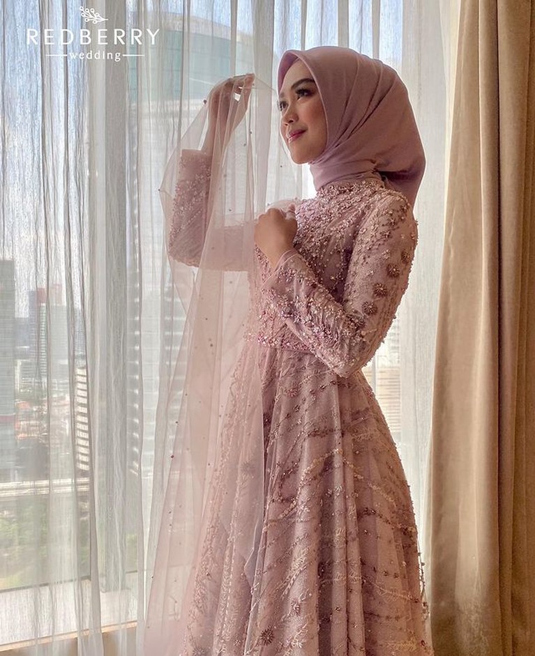 Ria Ricis dan Teuku Ryan baru saja menggelar lamaran pada Kamis (23/9). Yuk intip detail penampilan cantik Ricis!