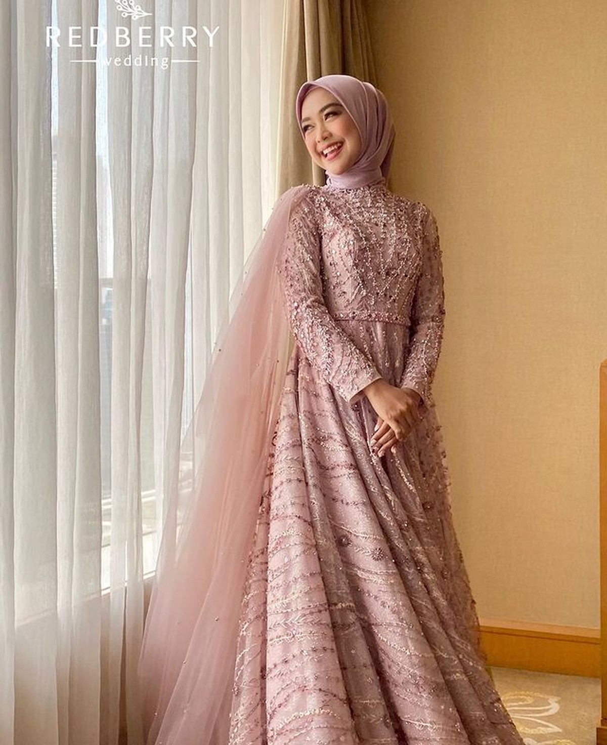 Ria Ricis dan Teuku Ryan baru saja menggelar lamaran pada Kamis &lpar;23&sol;9&rpar;&period; Yuk intip detail penampilan cantik Ricis&excl;