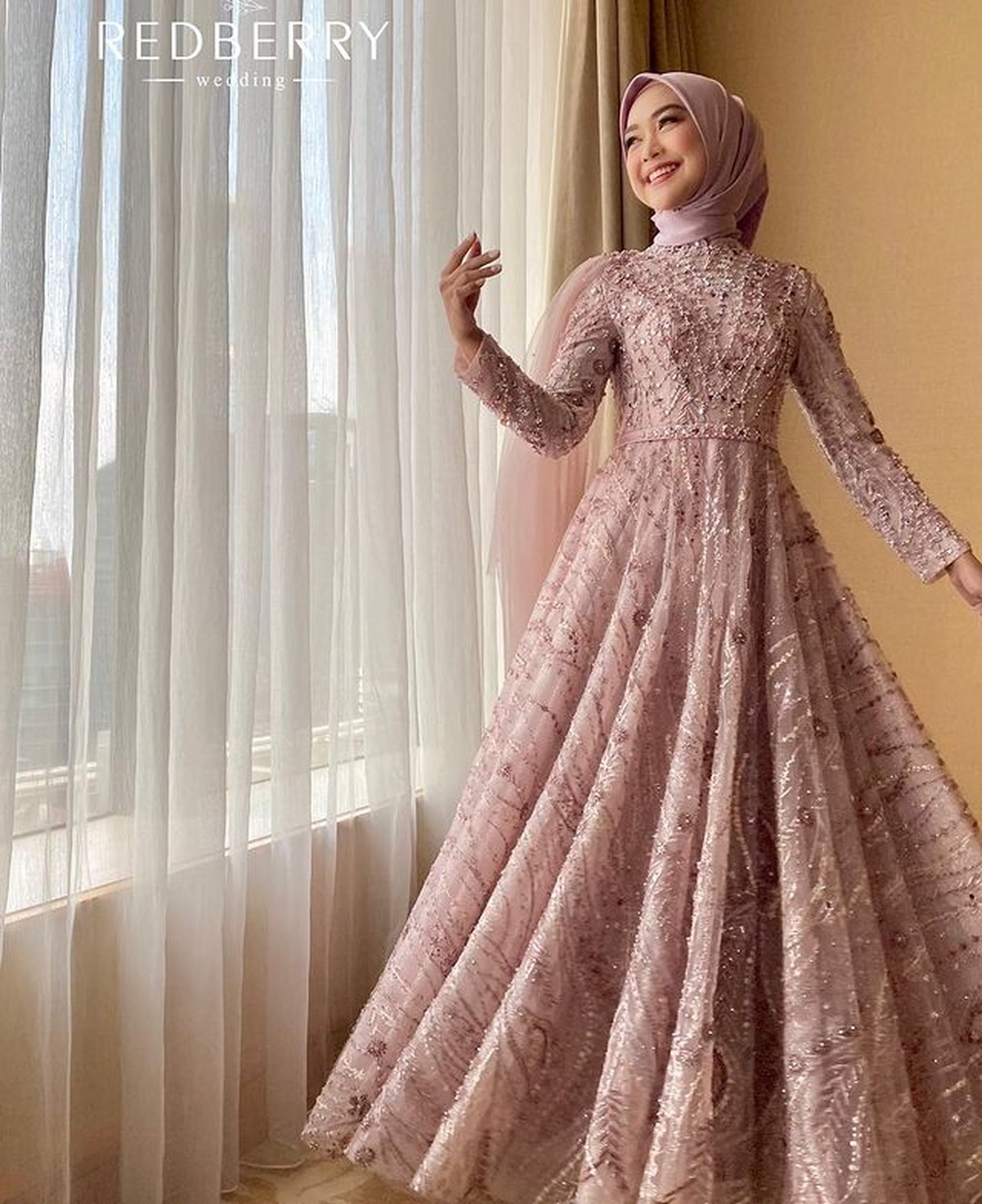 Ria Ricis dan Teuku Ryan baru saja menggelar lamaran pada Kamis &lpar;23&sol;9&rpar;&period; Yuk intip detail penampilan cantik Ricis&excl;