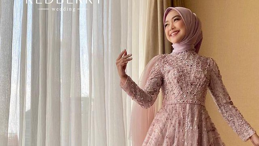 Ria Ricis dan Teuku Ryan baru saja menggelar lamaran pada Kamis (23/9). Yuk intip detail penampilan cantik Ricis!