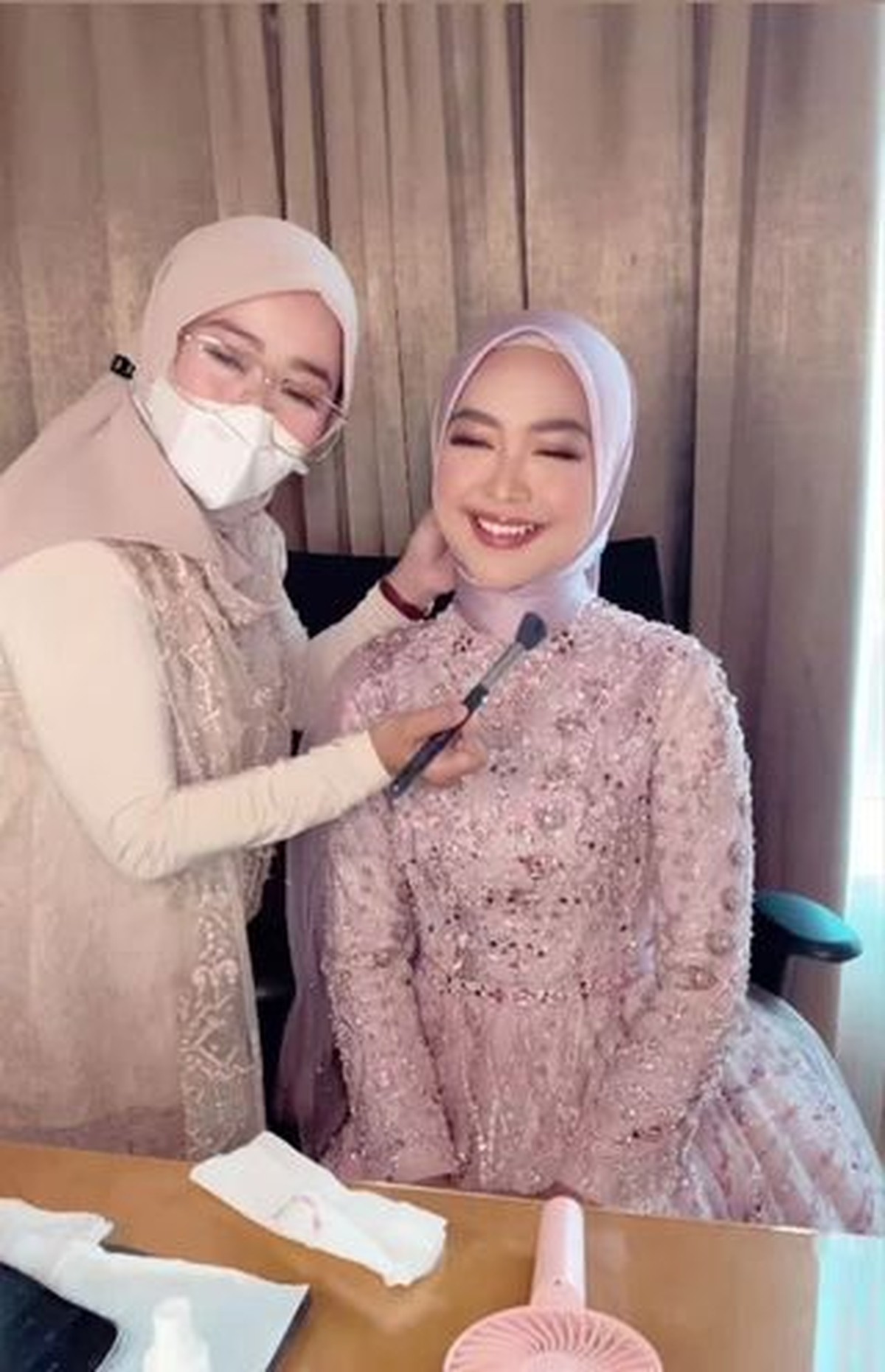 Ria Ricis dan Teuku Ryan baru saja menggelar lamaran pada Kamis &lpar;23&sol;9&rpar;&period; Yuk intip detail penampilan cantik Ricis&excl;