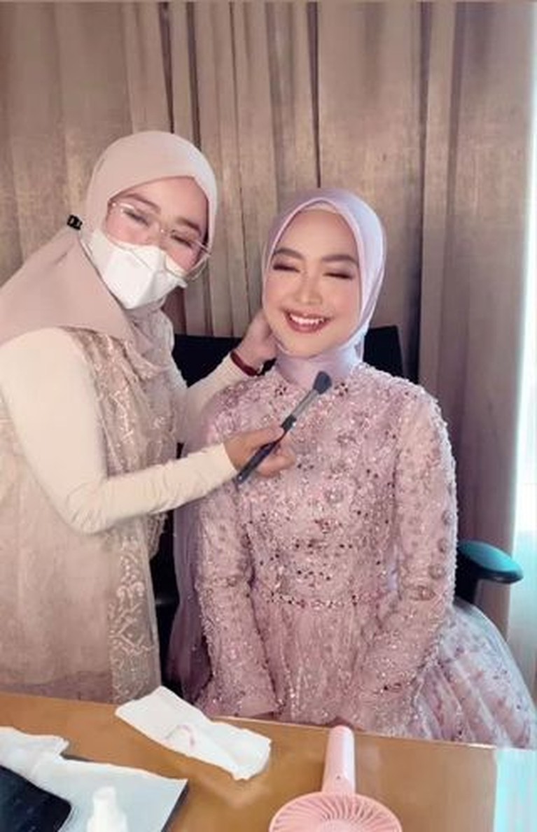 Detail Penampilan Ria Ricis Saat Lamaran, Cantik Manglingi! Ria Ricis dan Teuku Ryan baru saja menggelar lamaran pada Kamis (23/9). Yuk intip detail penampilan cantik Ricis!