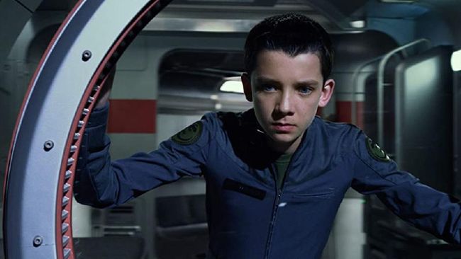 Sinopsis Ender's Game dimulai ketika Ender (Asa Butterfield) menarik perhatian Kolonel Hyrum Graff (Harrison Ford) dalam akademi Battle School.