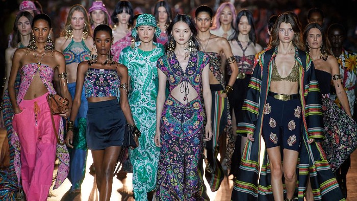 5 Cara Mudah Mencoba Gaya Bohemian ala Runway yang Menjadi Tren di Milan Fashion Week 5 Cara Mudah Mencoba Gaya Bohemian ala Runway yang Menjadi Tren di Milan Fashion Week